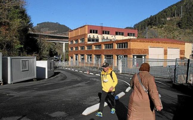 Dos personas caminan por el bidegorri, en el entorno de Maltzaga que acogerá el baño público.