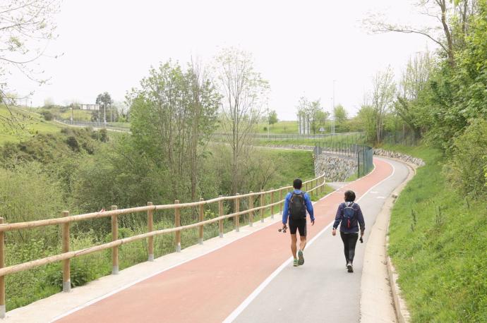 Dos personas caminan por el bidegorri entre Santurtzi y Sanfuentes