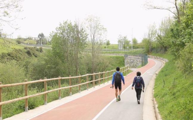 Dos personas caminan por el bidegorri entre Santurtzi y Sanfuentes Dos personas caminan por el bidegorri entre Santurtzi y Sanfuentes