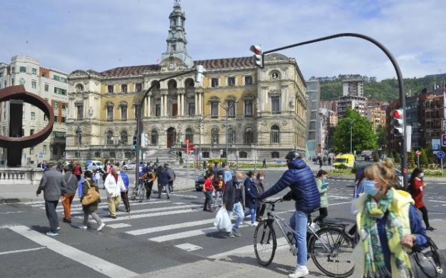 La seguridad vial para ciclistas frente al Ayuntamiento de Bilbao se verá reforzada.