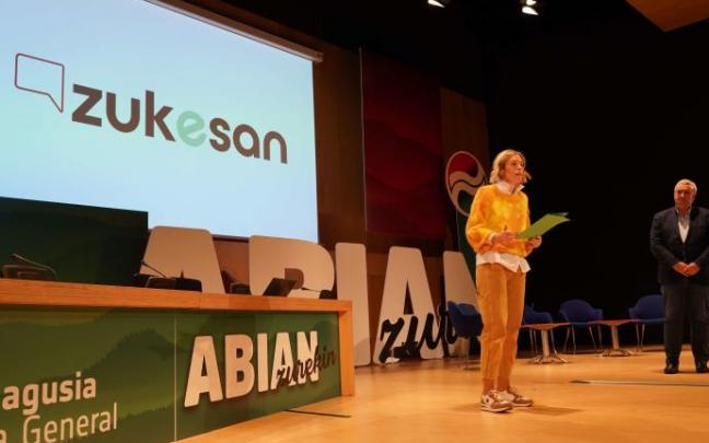 La secretaria del EBB, Mireia Zarate, con el burukide Xabier Barandiaran La secretaria del EBB, Mireia Zarate, con el burukide Xabier Barandiaran