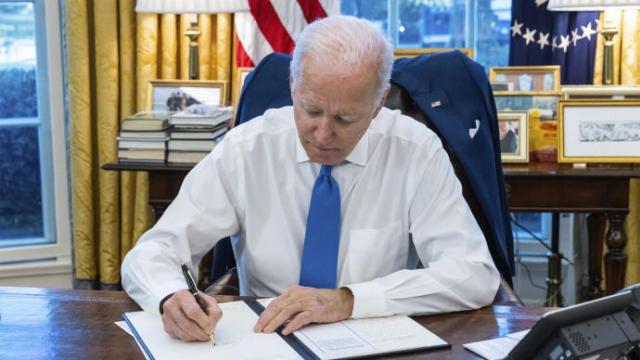 El presidente estadounidense firma la orden de sanciones a Rusia