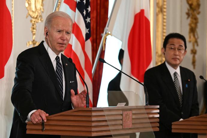 Biden, junto al primer ministro japonés.