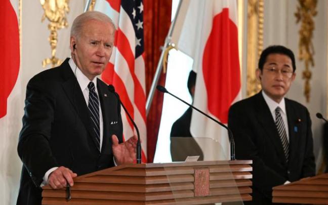 Biden, junto al primer ministro japonés.