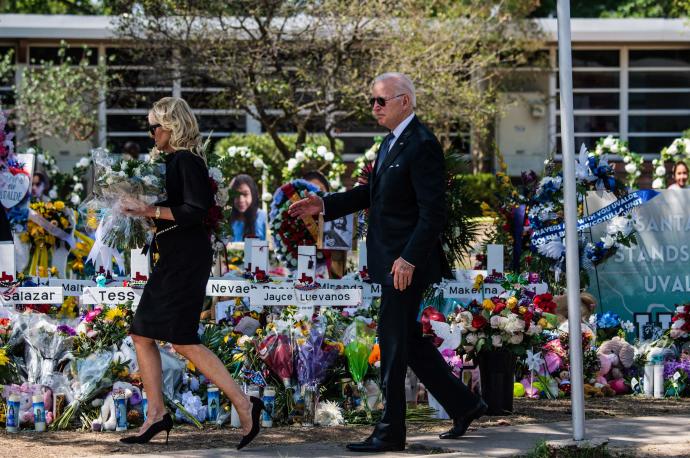 Biden junto a su mujer Jill, quien se dispone a depositar un ramo de flores en recuerdo a las víctimas.