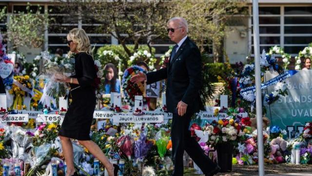 Biden junto a su mujer Jill, quien se dispone a depositar un ramo de flores en recuerdo a las víctimas.