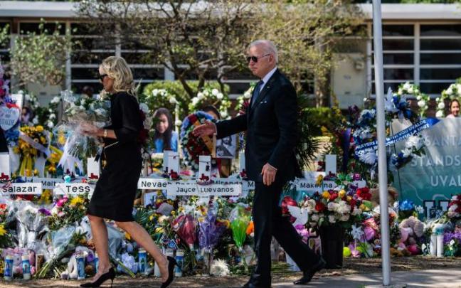 Biden junto a su mujer Jill, quien se dispone a depositar un ramo de flores en recuerdo a las víctimas.