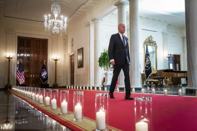 Biden comparece con 56 velas de fondo, representando a las víctimas de la violencia armada.