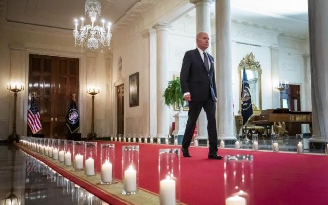 Biden comparece con 56 velas de fondo, representando a las víctimas de la violencia armada.