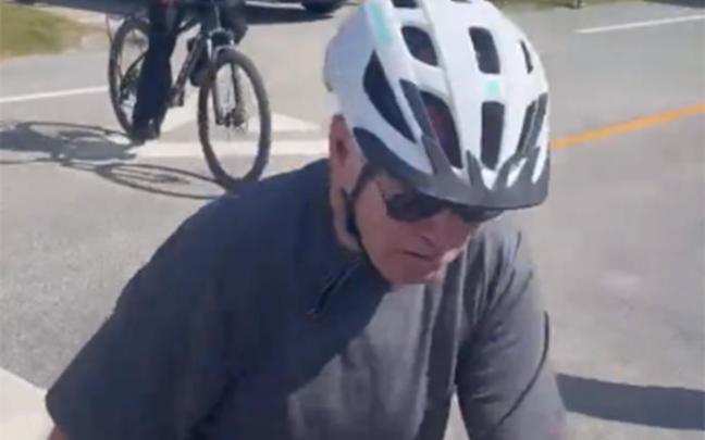 Joe Biden en el momento de su caída.