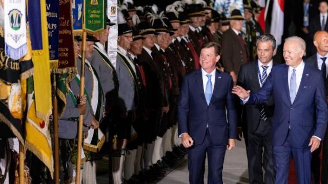 Biden, tras aterrizar en Alemania para asistir a la cumbre del G7. Biden, tras aterrizar en Alemania para asistir a la cumbre del G7.