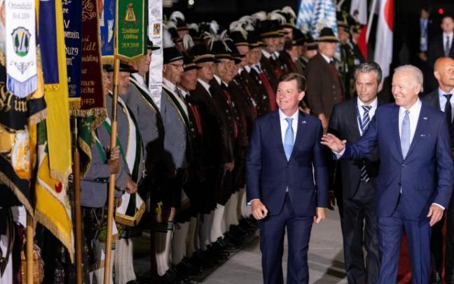 Biden, tras aterrizar en Alemania para asistir a la cumbre del G7. Biden, tras aterrizar en Alemania para asistir a la cumbre del G7.