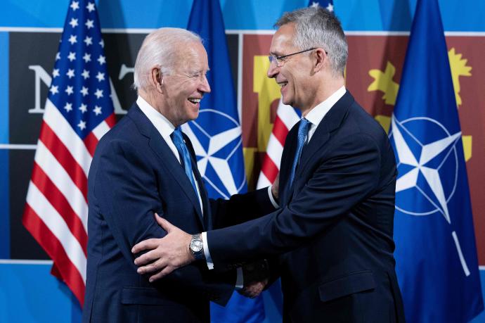 El presidente de EE.UU., Joe Biden, saluda al secretario general de la OTAN, Jens Stoltenberg.