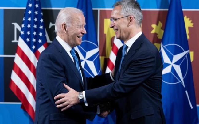 El presidente de EE.UU., Joe Biden, saluda al secretario general de la OTAN, Jens Stoltenberg. El presidente de EE.UU., Joe Biden, saluda al secretario general de la OTAN, Jens Stoltenberg.