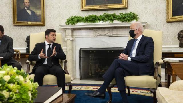 El presidente de Estados Unidos, Joe Biden, y su homólogo ucraniano, Vladimir Zelenski