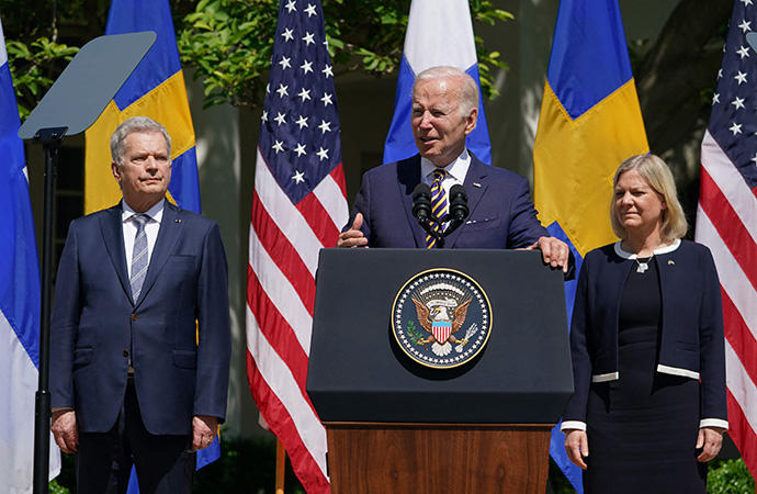Biden comparece junto a su homólogo finlandés y la primera ministra sueca.