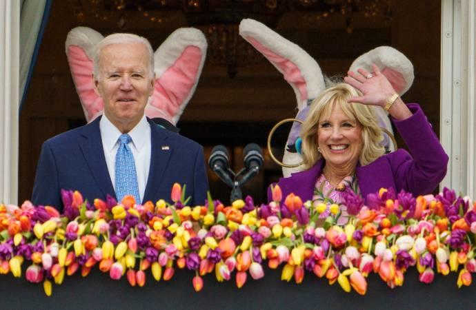 Joe Biden, y su mujer, Jill, durante la carrera de los huevos de Pascua.