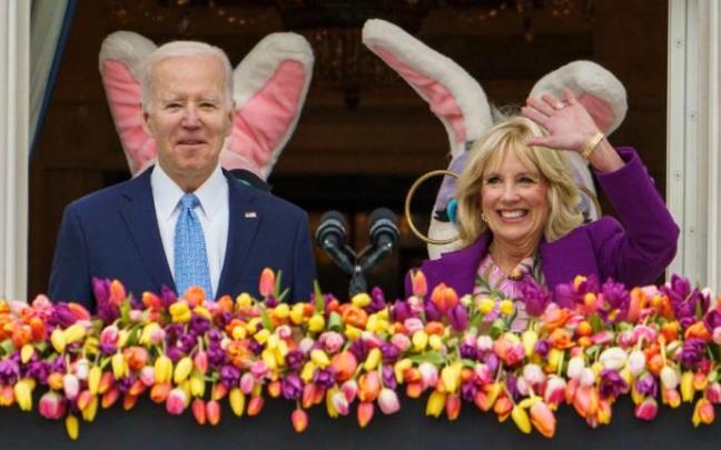 Joe Biden, y su mujer, Jill, durante la carrera de los huevos de Pascua.