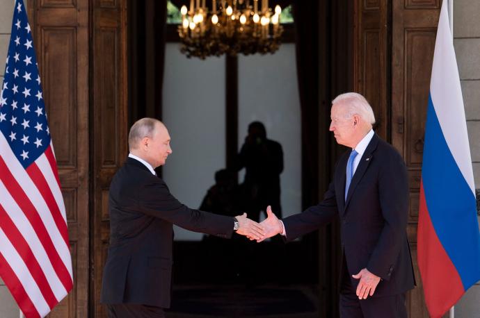 Vladimir Putin y Joe Biden se estrechan la mano en la cumbre de Ginebra