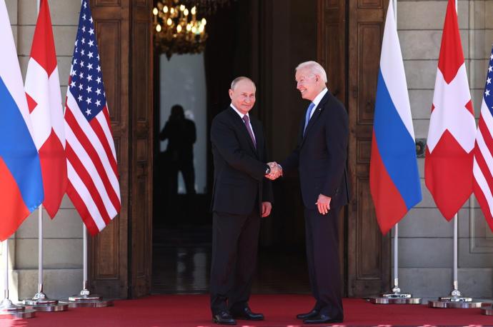 Saludo entre Biden y Putin antes de empezar su reunión.