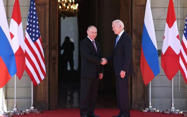 Saludo entre Biden y Putin antes de empezar su reunión. Saludo entre Biden y Putin antes de empezar su reunión.