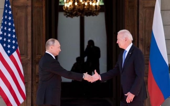 Vladimir Putin y Joe Biden se estrechan la mano en la cumbre de Ginebra Vladimir Putin y Joe Biden se estrechan la mano en la cumbre de Ginebra