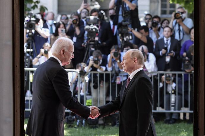 Los mandatarios de EE.UU. y Rusia se saludan durante el último encuentro que mantuvieron en Ginebra en junio