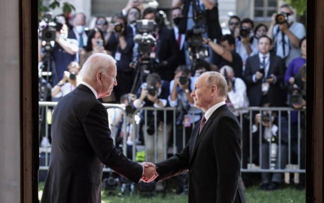 Los mandatarios de EE.UU. y Rusia se saludan durante el último encuentro que mantuvieron en Ginebra en junio Los mandatarios de EE.UU. y Rusia se saludan durante el último encuentro que mantuvieron en Ginebra en junio