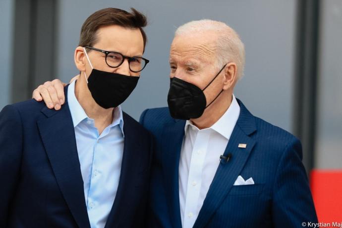 Biden con el primer ministro polaco, Mateusz Morawiecki.