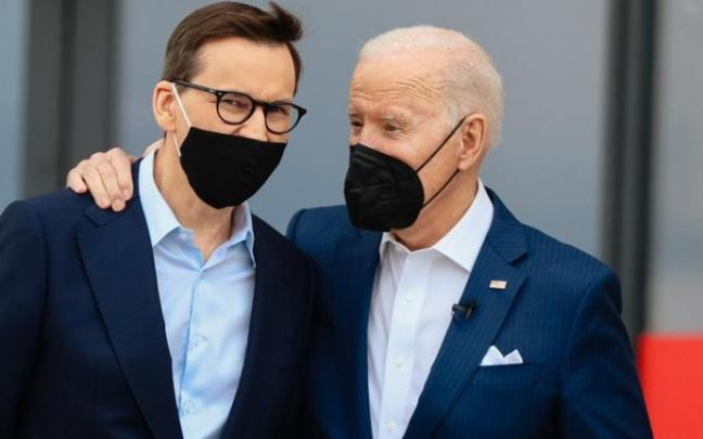 Biden con el primer ministro polaco, Mateusz Morawiecki.
