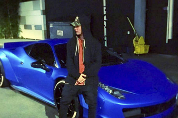 Justin Bieber, sentando en su Ferrari 458 que perdió durante tres semanas.
