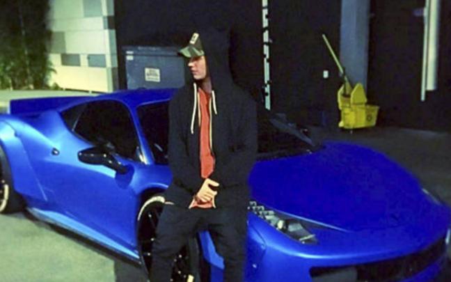 Justin Bieber, sentando en su Ferrari 458 que perdió durante tres semanas. Justin Bieber, sentando en su Ferrari 458 que perdió durante tres semanas.