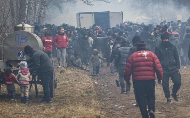 Miles de migrantes en la frontera entre Bielorrusia y Polonia Miles de migrantes en la frontera entre Bielorrusia y Polonia