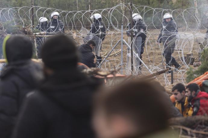 Soldados polacos vigilan a los refugiados desde el otro lado de la frontera