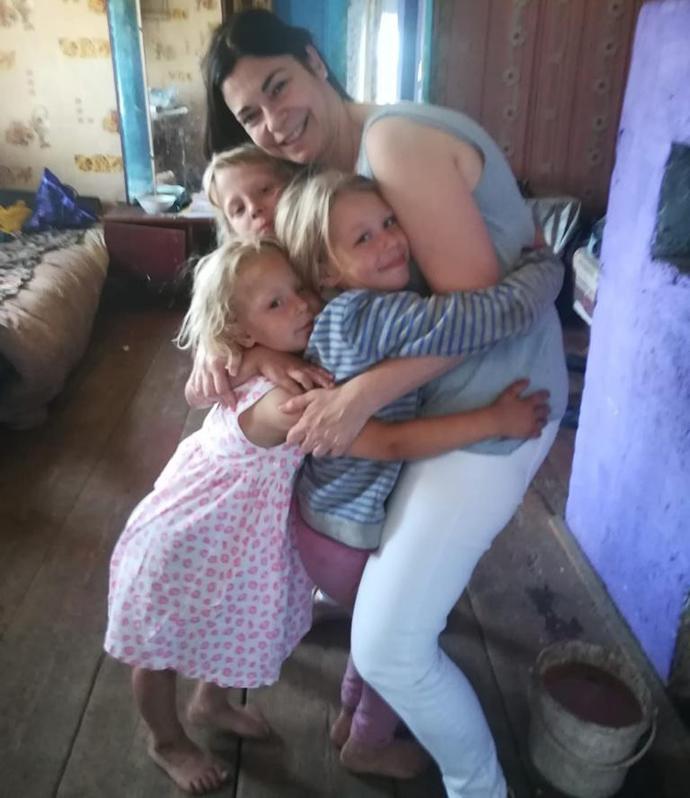 Amaia Aretxaga abraza a las hermanas Dasha, Marina y Nastya en Lipinichi, aldea de Bielorrusia.