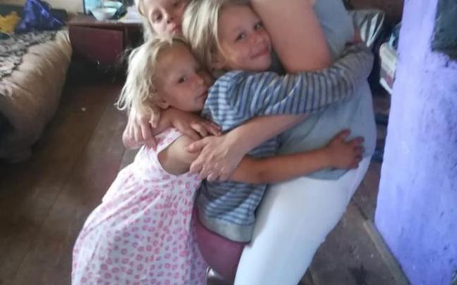 Amaia Aretxaga abraza a las hermanas Dasha, Marina y Nastya en Lipinichi, aldea de Bielorrusia. Amaia Aretxaga abraza a las hermanas Dasha, Marina y Nastya en Lipinichi, aldea de Bielorrusia.