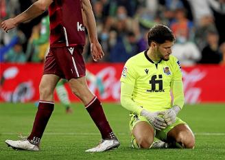 Álex Remiro se lamenta de uno de los goles recibidos ante el Betis este domingo.