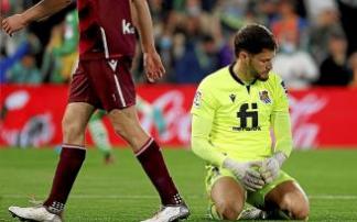 Álex Remiro se lamenta de uno de los goles recibidos ante el Betis este domingo. Álex Remiro se lamenta de uno de los goles recibidos ante el Betis este domingo.