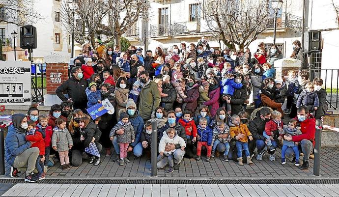 Foto de familia en la escalinata del Ayuntamiento de la quinta de 2019, 42 niños y 30 niñas, 72 en total.