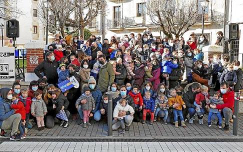 Foto de familia en la escalinata del Ayuntamiento de la quinta de 2019, 42 niños y 30 niñas, 72 en total.