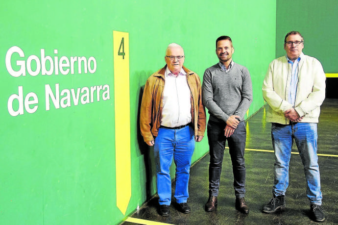 De i. a d., en el frontón del Navarra Arena: Miguel Pozueta, director gerente del IND; Moncho Urdiáin, gerente de NICDO; y Javier Conde, presidente de la FNPV.