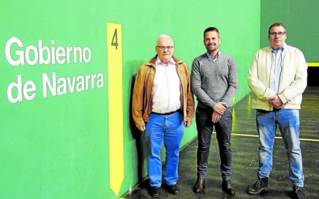 De i. a d., en el frontón del Navarra Arena: Miguel Pozueta, director gerente del IND; Moncho Urdiáin, gerente de NICDO; y Javier Conde, presidente de la FNPV. De i. a d., en el frontón del Navarra Arena: Miguel Pozueta, director gerente del IND; Moncho Urdiáin, gerente de NICDO; y Javier Conde, presidente de la FNPV.