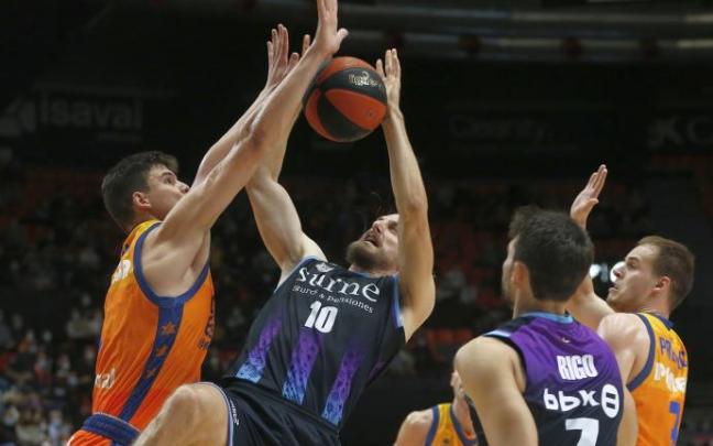 Jaime Pradilla frena una penetración a canasta del Valentin Bigote.