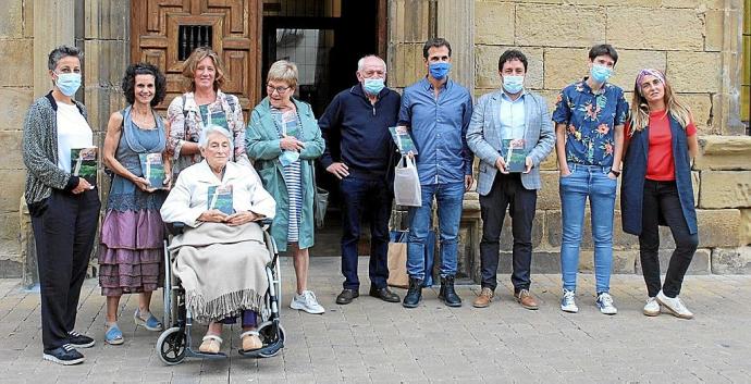 La familia de Lizardi junto a los promotores que han hecho posible una nueva edición.