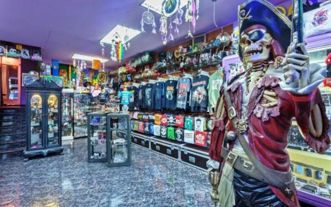 La figura del pirata es la seña de identidad de este comercio de éxito, Bikoitz, 25 años en Santutxu.