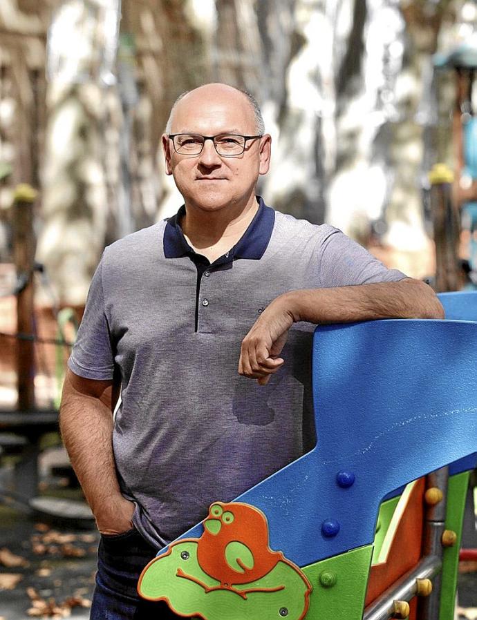 Lerro hauekin batera dagoen irudian, Gasteizko Elizbarrutiko Oscar Areitio. Argazkia: Pilar Barco