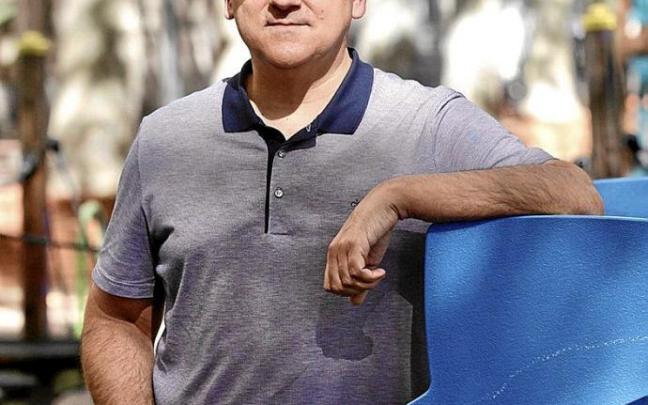 Lerro hauekin batera dagoen irudian, Gasteizko Elizbarrutiko Oscar Areitio. Argazkia: Pilar Barco