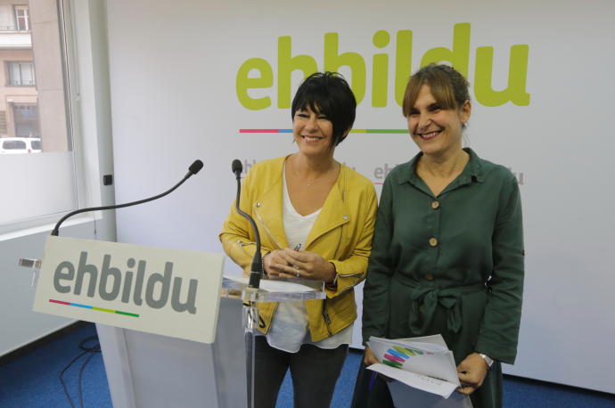 Las parlamentarias de EH Bildu Maddalen Iriarte y Nerea Kortajarena