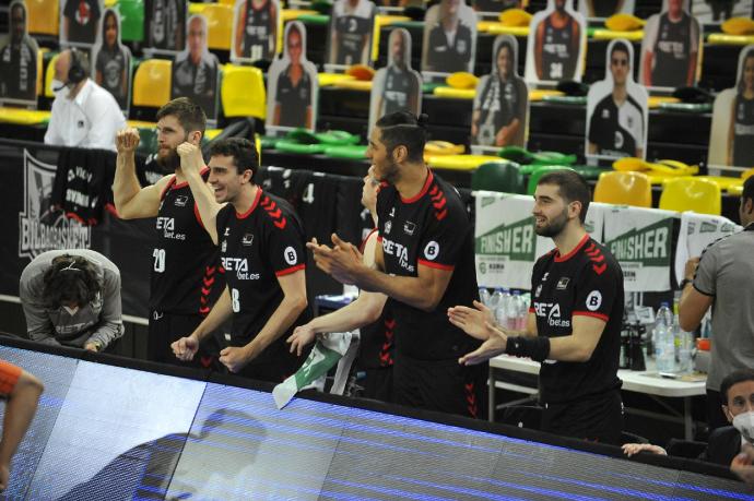 Varios jugadores del Bilbao Basket.