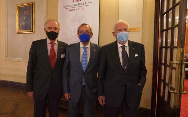 Ignacio Erice, el exsubselegado del Gobierno español en Bizkaia, y José Luis Rubio flanquean al actual presidente de la Sociedad Bilbaina, Juan Ignacio Goiría.